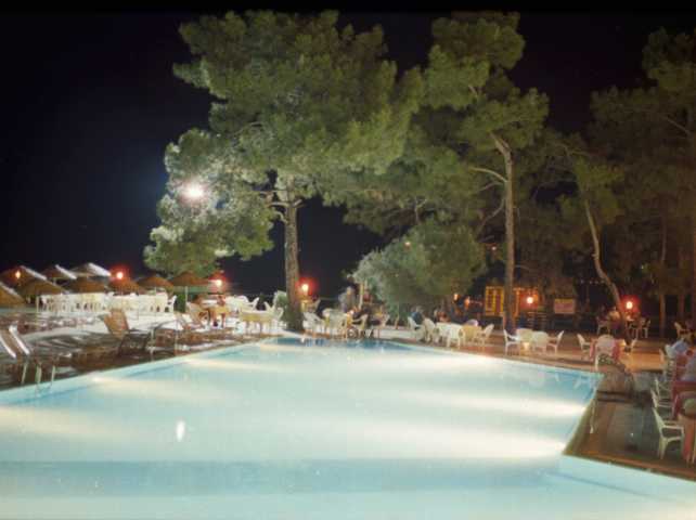 Blick aufs Pool in der Nacht