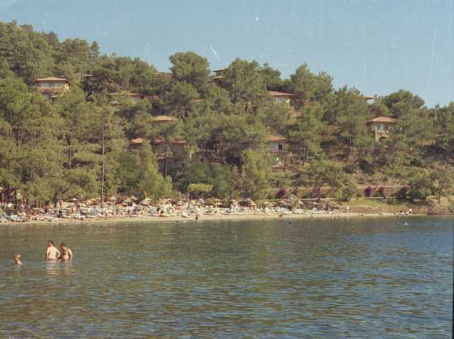 Strandanlage bei den Häusern vom Meer gesehen