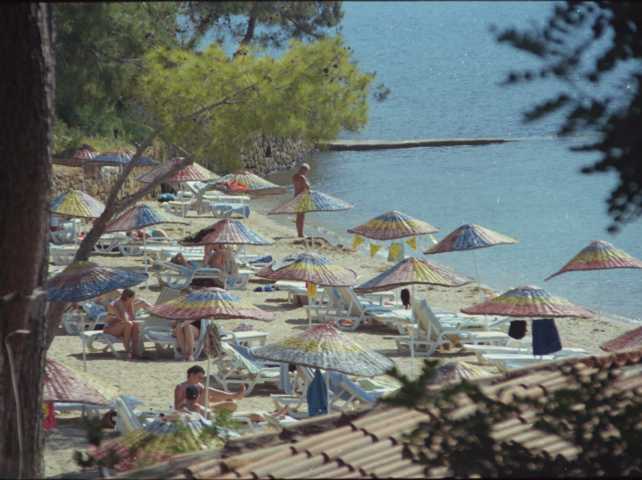 Sonnenschirme und Strandliegen im Überfluß