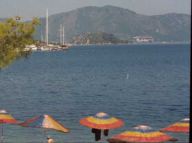 Strand mit Blick auf den Jachthafen