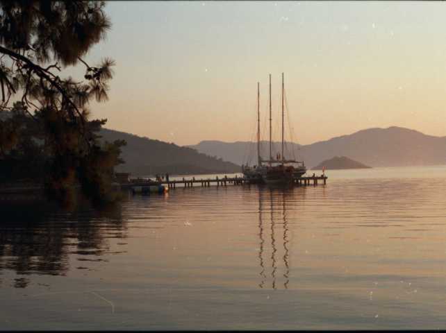 Ansicht des Strand mit Schiff am Abend