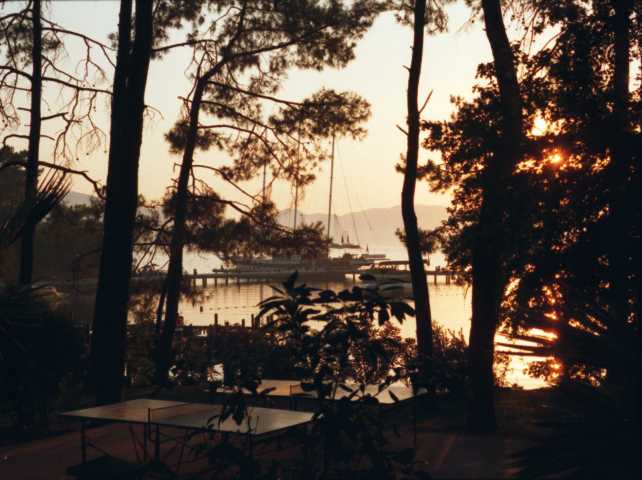 Blick zum Schiff und zur Hotelanlage beim Abendspaziergang