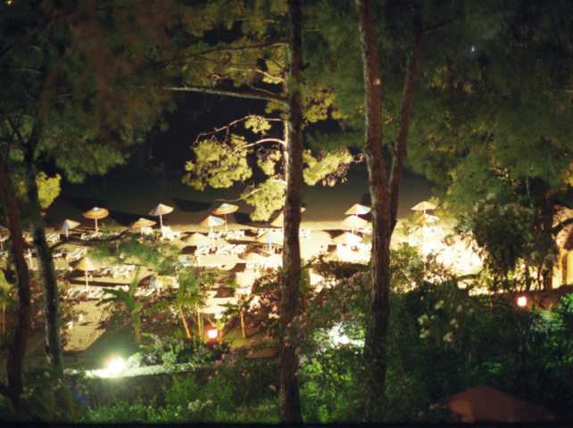 Strandanlage vom Bungalow gesehen, bei Nacht