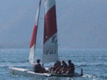 Voll beladen, sieht man am Tiefgang