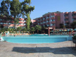 Hotelanlage mit Pool von der Promenade gesehen