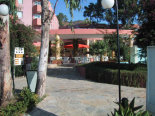 Strandpromenade mit Blick auf Poolbar