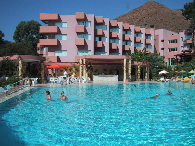 Schwimmen und danach gleich an die Bar