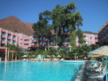 Hotelpool mit Liegeplatz