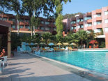 Hotel und Pool von der Bar gesehen