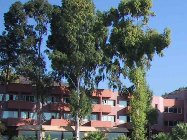 Mittelteil des Hotels mit Bar und Lobby
