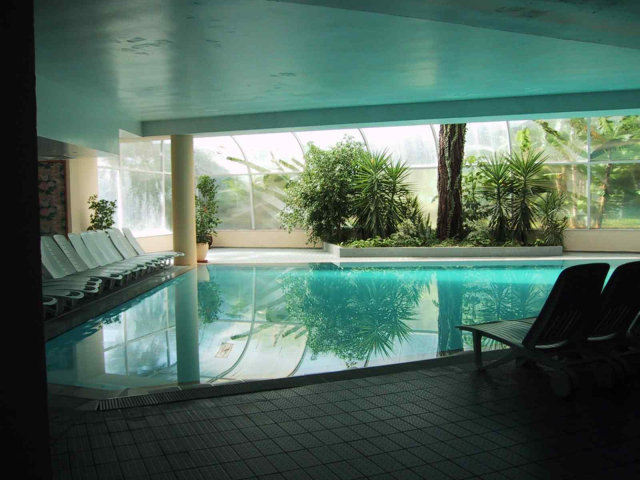 Liegeplatz und Pool im Badehaus, ideal nach der Sauna