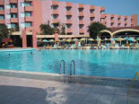 Hotel, Pool, Liegeplatz und dahinter das Restaurant