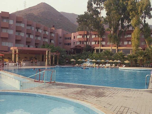 Bar und Pool, gleich vorm Hotel