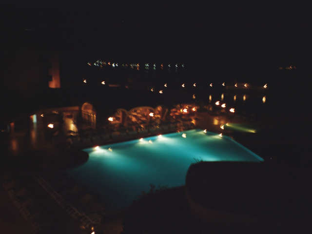 Blick auf das Pool bei Nacht