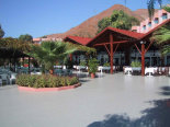 Frühstücksterrasse und Restaurant