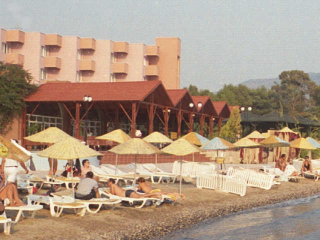 Restaurant und Terrasse vom Strand gesehen