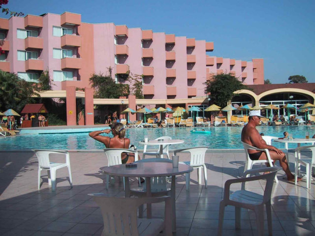Blick von der Bar übers Pool zum Restaurant