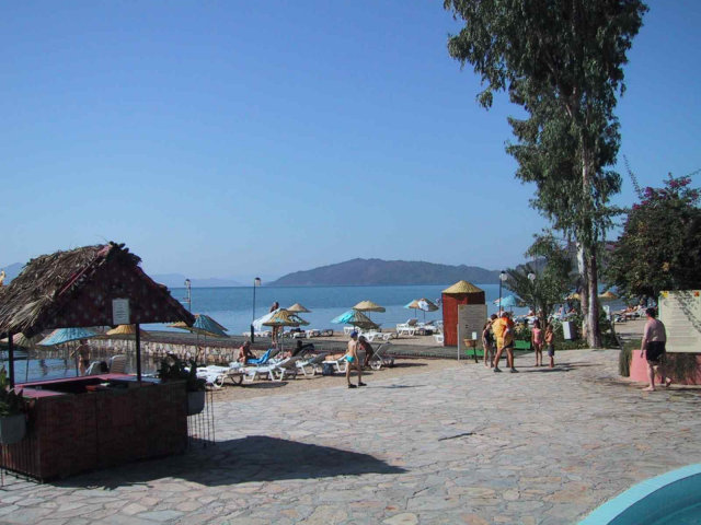 Vom Pool zum Strand über die Promenade, und wer möchte kann gleich wieder zurück