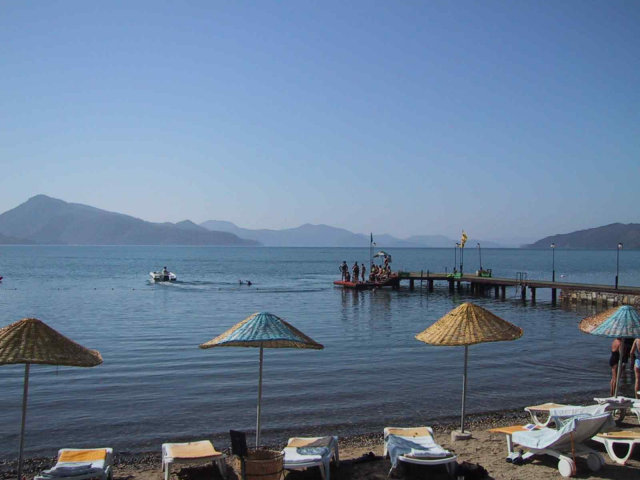 Strand und Anlegesteg als Startplatz fürs Wasserschi