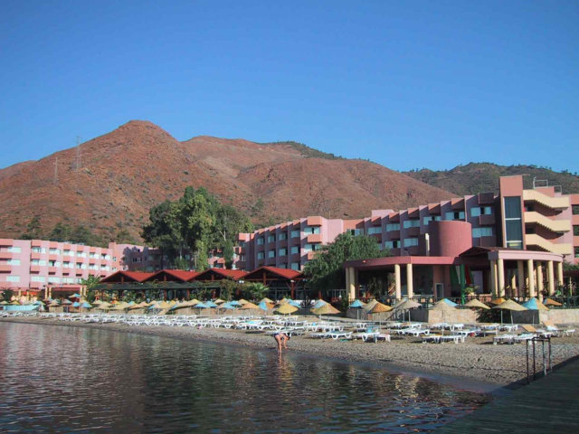 Strandanlage mit dem Restaurant und dahinter die ganze Hotelanlage