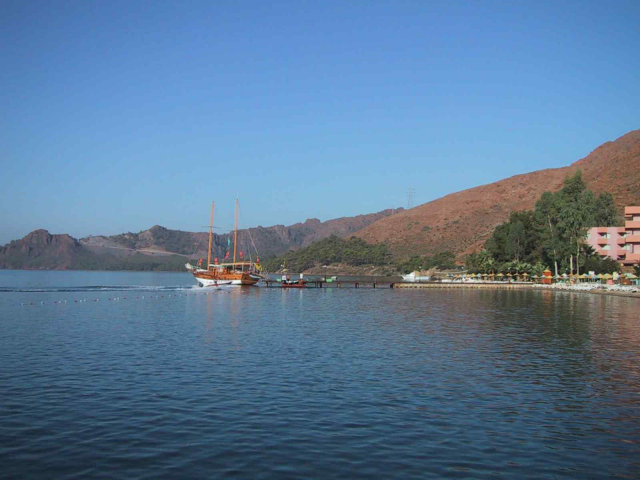 Strand mit Anlegesteg und Ausflugschiff, sowie Liegeplatz
