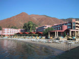 Strand mit Restaurant und Hotel