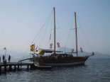 Ausflugschiff am Liegeplatz
