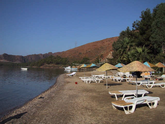 Sauberes Wasser und ruhiger Strand, alles Paletti