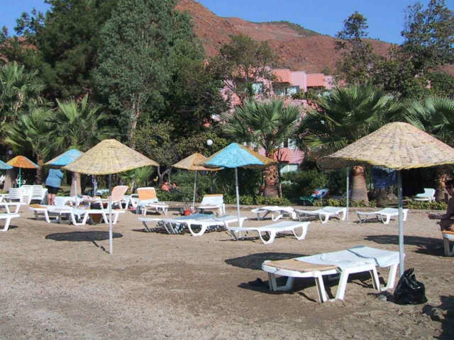 Ligeplatz am Strand, dahinter Promenade und Hotelanlage
