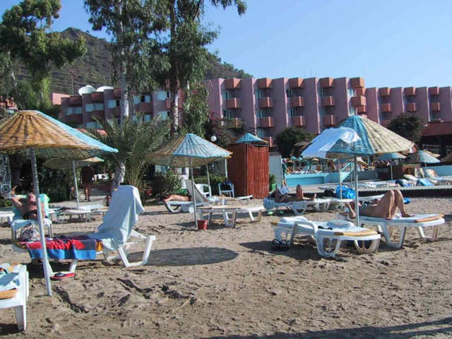 Strand mit Blick auf das Hotel
