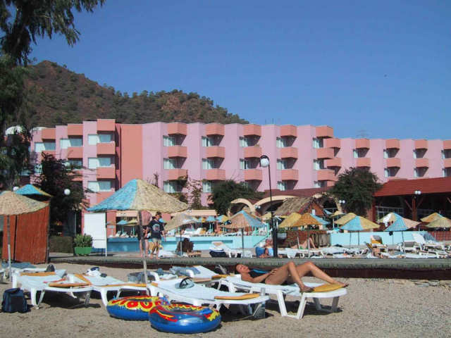 Sandstrand dahinter das Pool, Restaurant und Hotel