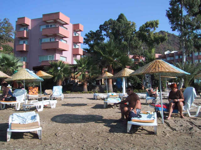 Ansicht des Strand mit Hotelanlage im Hintergrund